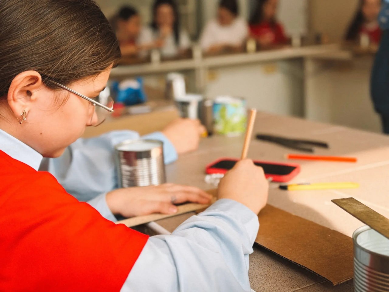 Тимуровцы «Движения Первых» города Курска приняли участие в мастер-классе по изготовлению окопных свечей Тимуровцы «Движения Первых» города Курска приняли участие в мастер-классе по изготовлению окопных свечей