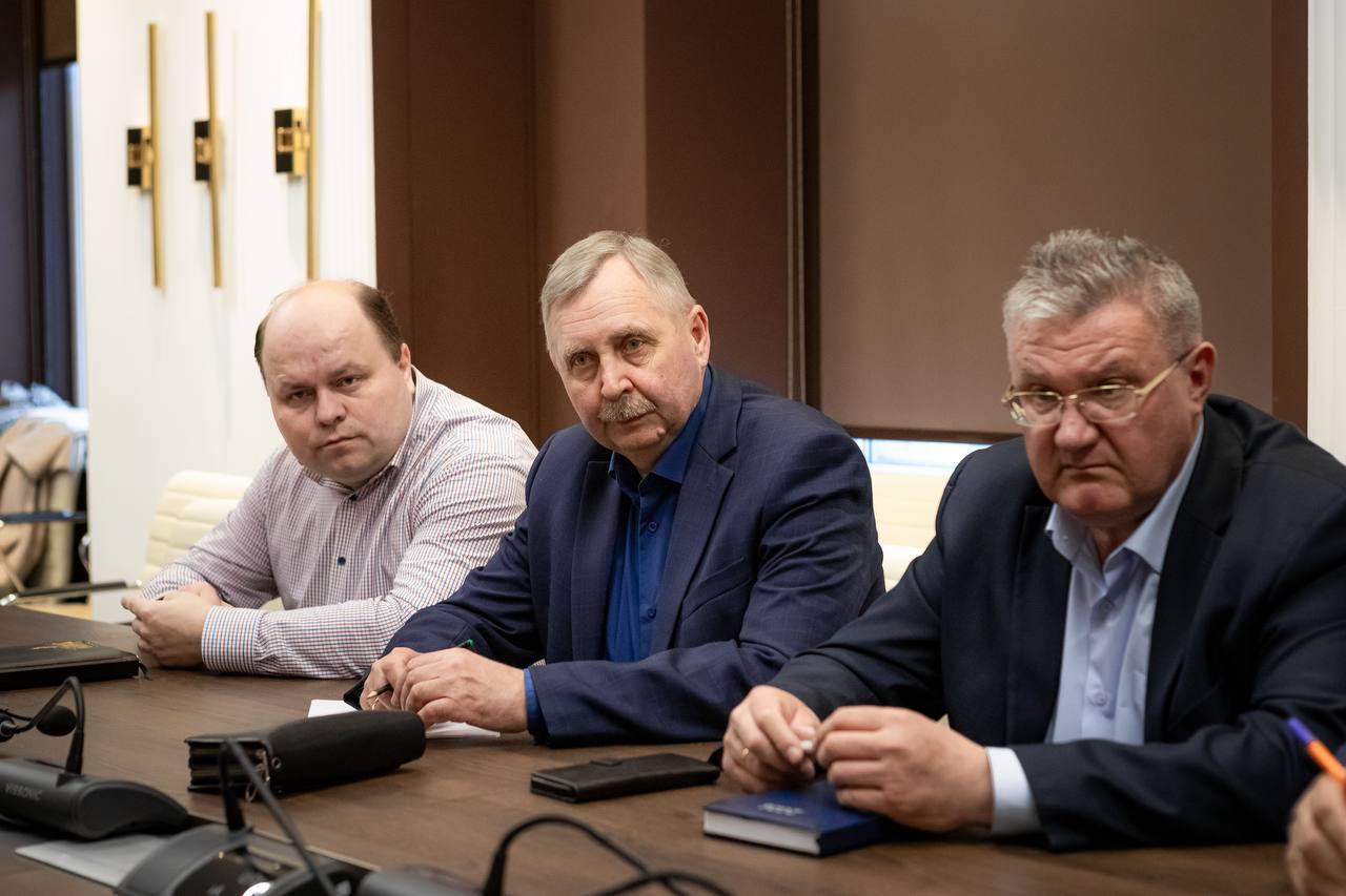 Евгений Маслов: Только что провёл совещание с главами округов и представителями городских комитетов после прямого эфира на ТРК «Сейм» Евгений Маслов: Только что провёл совещание с главами округов и представителями городских комитетов после прямого эфира на ТРК «Сейм»