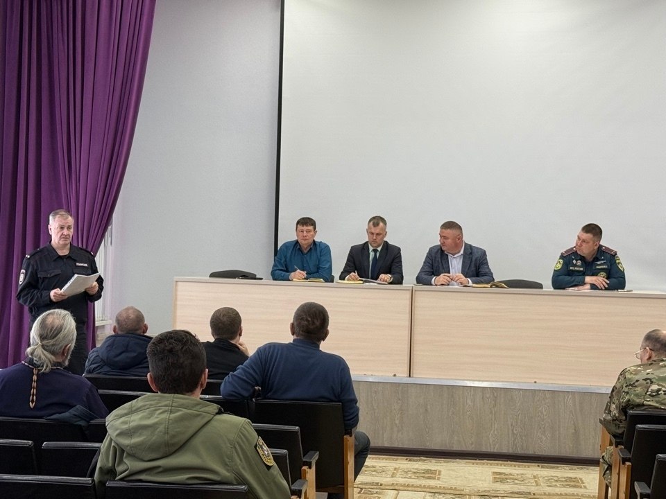 Обеспечение безопасности в преддверии православных праздников стало главной темой обсуждения в Октябрьском районе