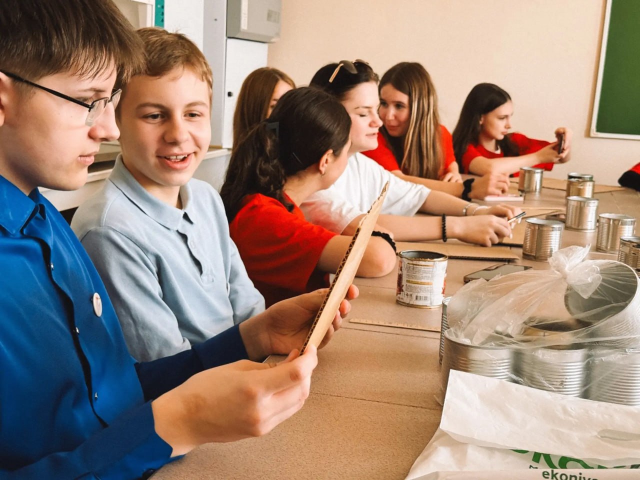 Тимуровцы «Движения Первых» города Курска приняли участие в мастер-классе по изготовлению окопных свечей Тимуровцы «Движения Первых» города Курска приняли участие в мастер-классе по изготовлению окопных свечей