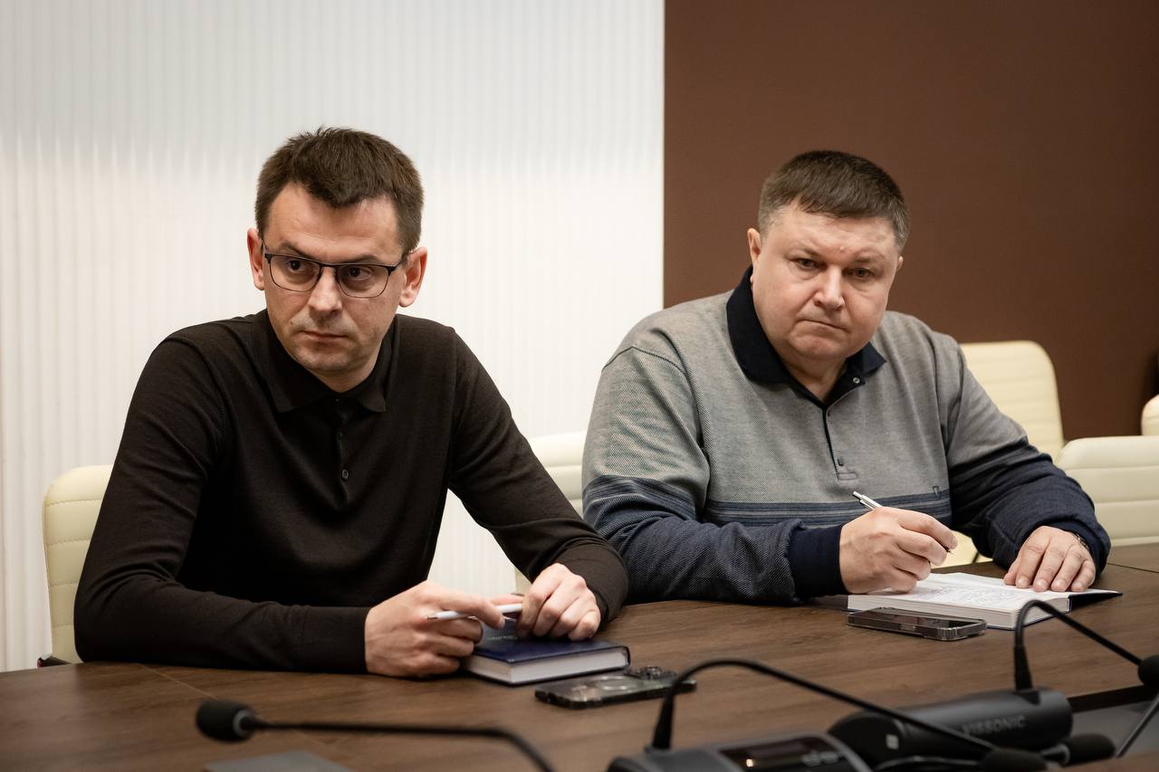 Евгений Маслов: Только что провёл совещание с главами округов и представителями городских комитетов после прямого эфира на ТРК «Сейм» Евгений Маслов: Только что провёл совещание с главами округов и представителями городских комитетов после прямого эфира на ТРК «Сейм»