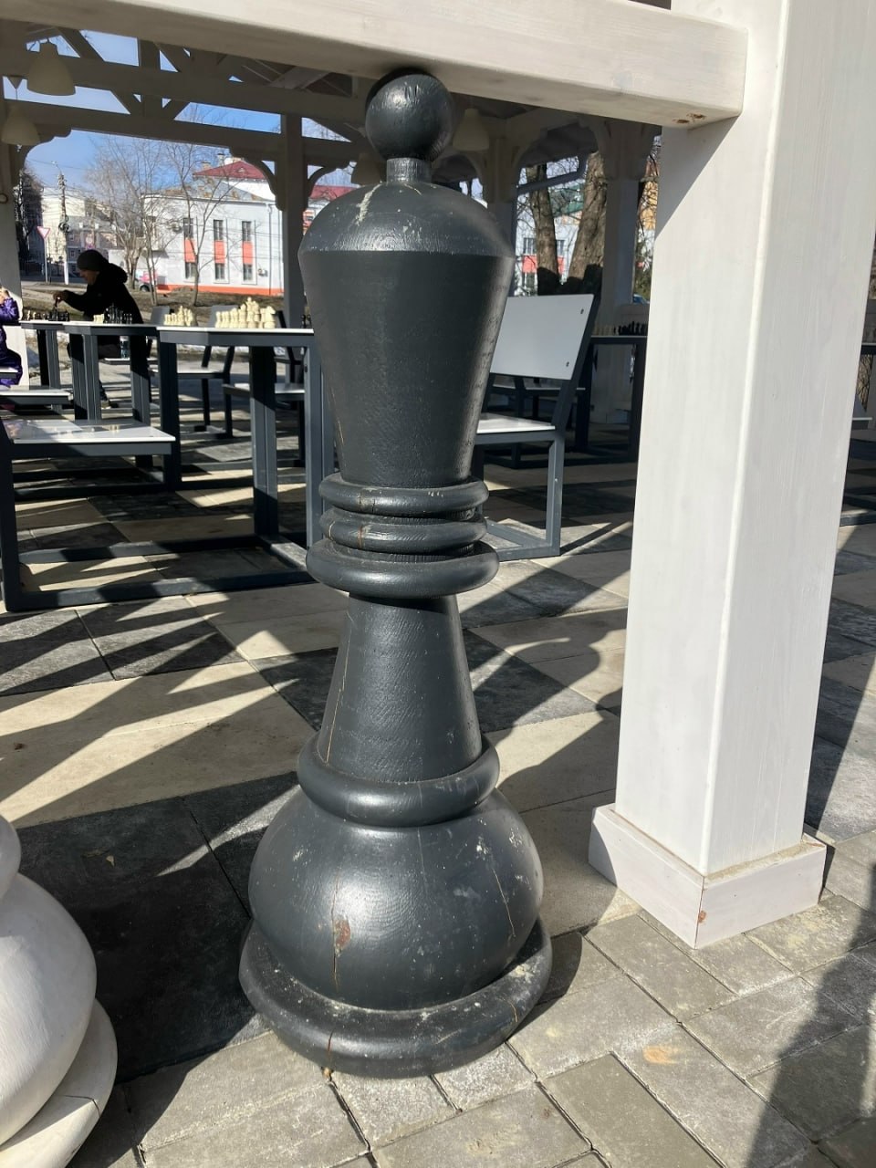 Нам пишут:. — Как красиво все начиналось! Даже зимой в морозы и под снегом шахматная беседка ждала игроков