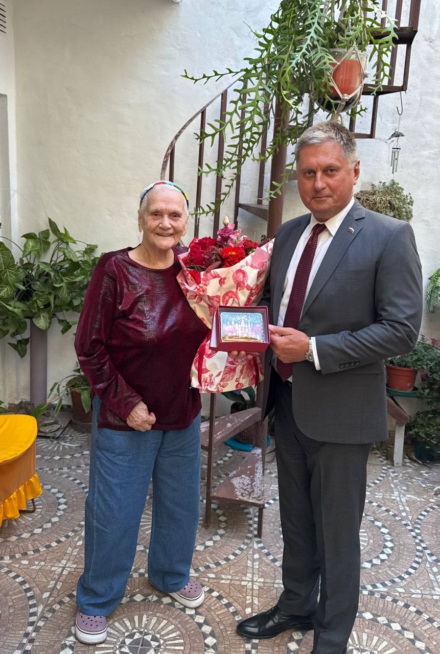 26 марта с.г. Посол Д.В.Феоктистов в сопровождении учащихся общеобразовательной школы при Посольстве посетил единственного проживающего в Аргентине ветерана Великой Отечественной войны М.С.Кадар, чтобы лично поздравить её с... 26 марта с.г. Посол Д.В.Феоктистов в сопровождении учащихся общеобразовательной школы при Посольстве посетил единственного проживающего в Аргентине ветерана Великой Отечественной войны М.С.Кадар, чтобы лично поздравить её с...