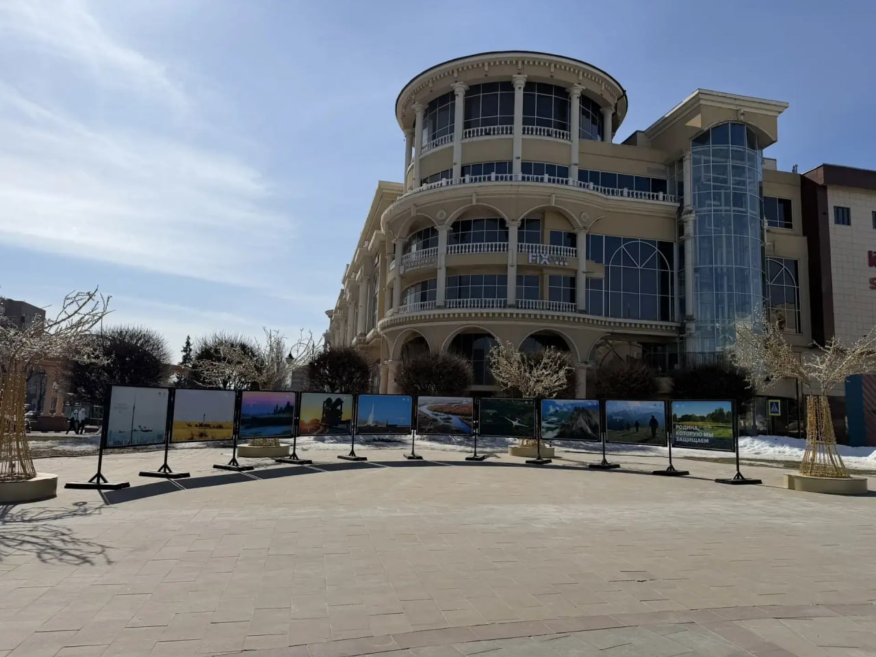 На Театральной площади Курска разместили патриотическую фотовыставку