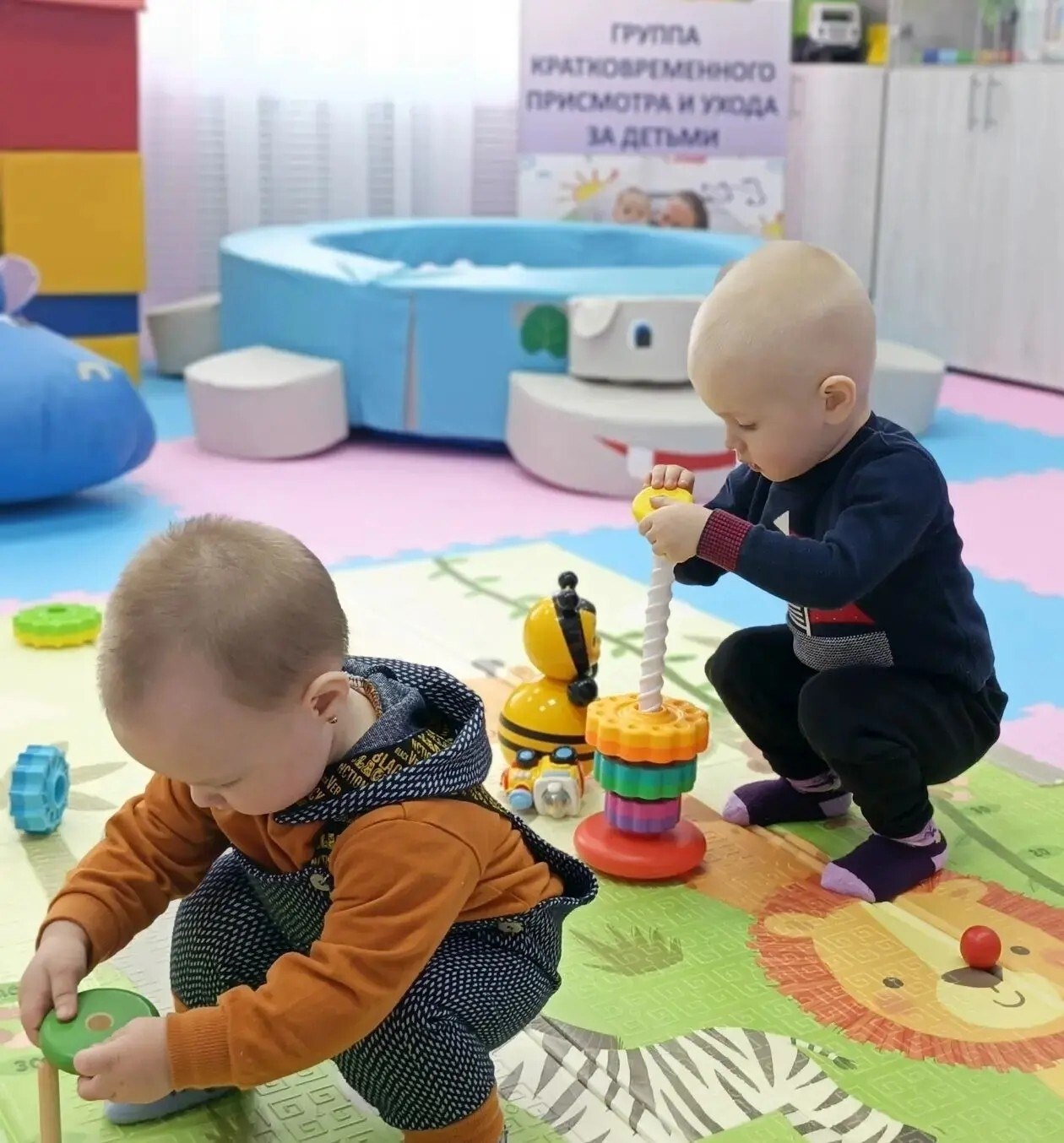 В группе кратковременного присмотра и ухода за детьми от рождения до трех лет Черемисиновского центра соцпомощи «Содействие», функционирующей при поддержке национального проекта «Семья», инициированного Президентом... В группе кратковременного присмотра и ухода за детьми от рождения до трех лет Черемисиновского центра соцпомощи «Содействие», функционирующей при поддержке национального проекта «Семья», инициированного Президентом...