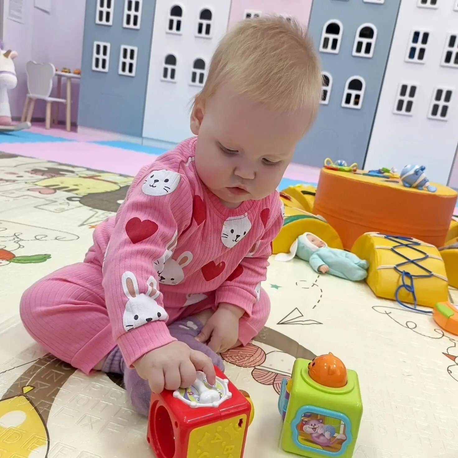 В группе кратковременного присмотра и ухода за детьми от рождения до трех лет Черемисиновского центра соцпомощи «Содействие», функционирующей при поддержке национального проекта «Семья», инициированного Президентом... В группе кратковременного присмотра и ухода за детьми от рождения до трех лет Черемисиновского центра соцпомощи «Содействие», функционирующей при поддержке национального проекта «Семья», инициированного Президентом...