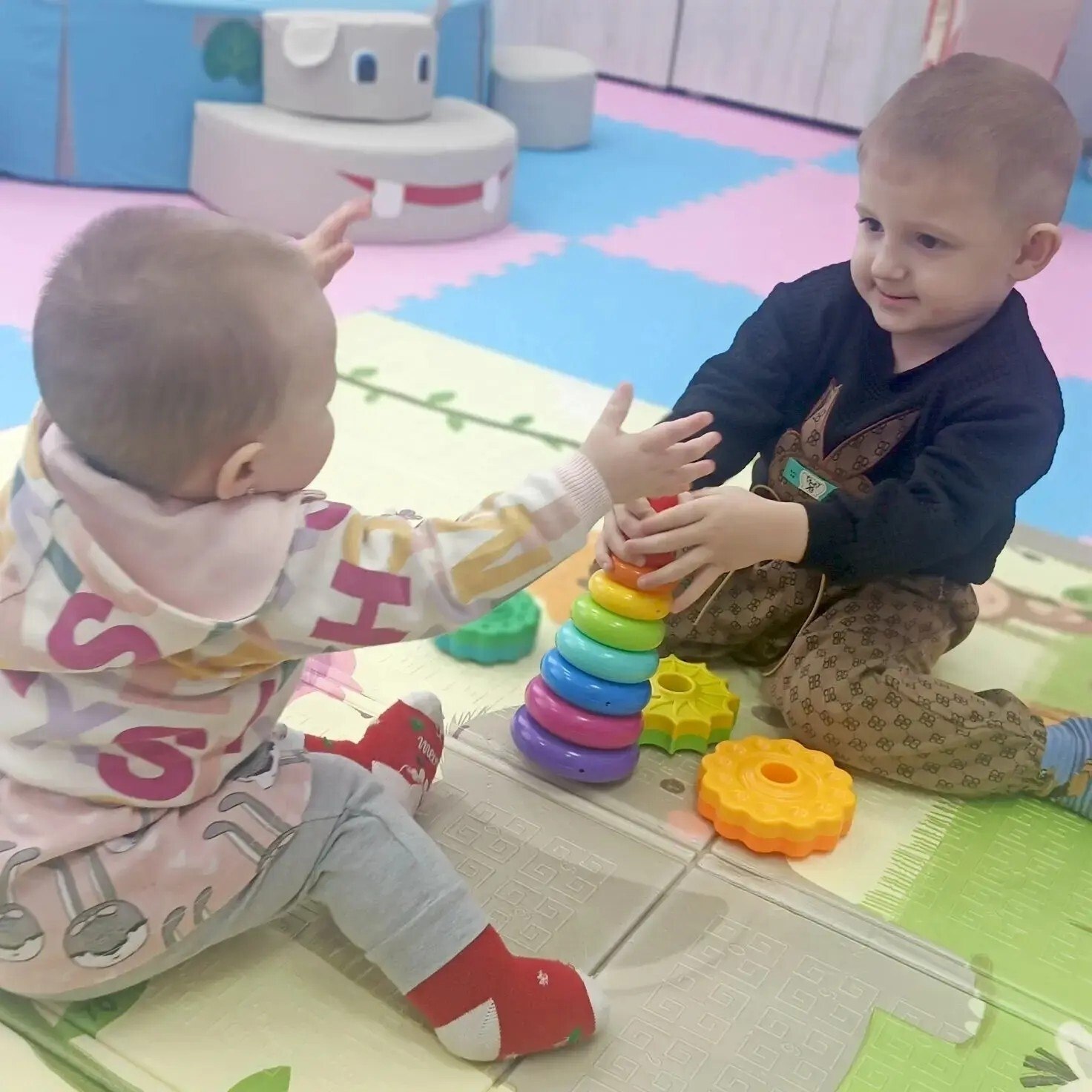 В группе кратковременного присмотра и ухода за детьми от рождения до трех лет Черемисиновского центра соцпомощи «Содействие», функционирующей при поддержке национального проекта «Семья», инициированного Президентом... В группе кратковременного присмотра и ухода за детьми от рождения до трех лет Черемисиновского центра соцпомощи «Содействие», функционирующей при поддержке национального проекта «Семья», инициированного Президентом...