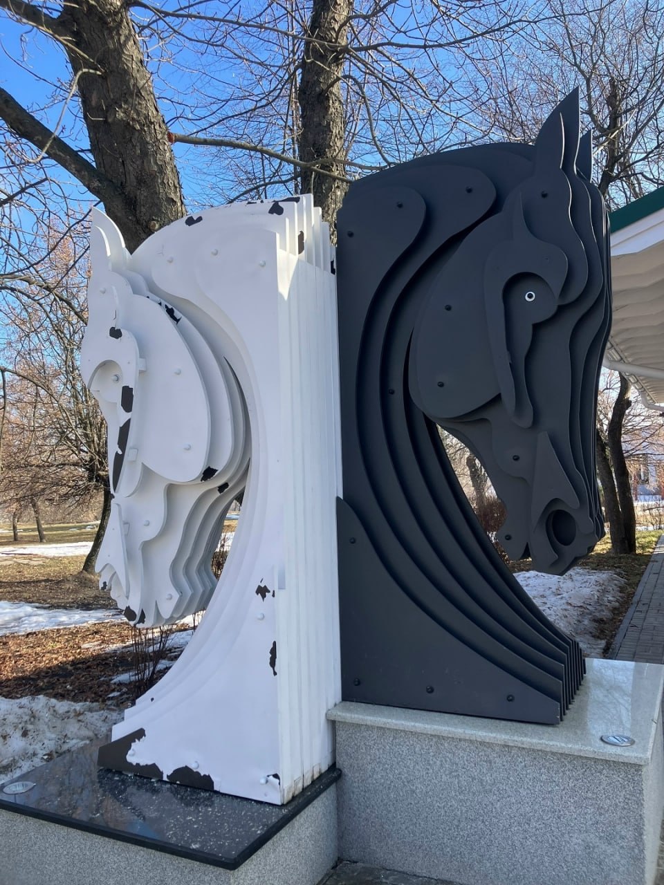 Нам пишут:. — Как красиво все начиналось! Даже зимой в морозы и под снегом шахматная беседка ждала игроков Нам пишут:. — Как красиво все начиналось! Даже зимой в морозы и под снегом шахматная беседка ждала игроков