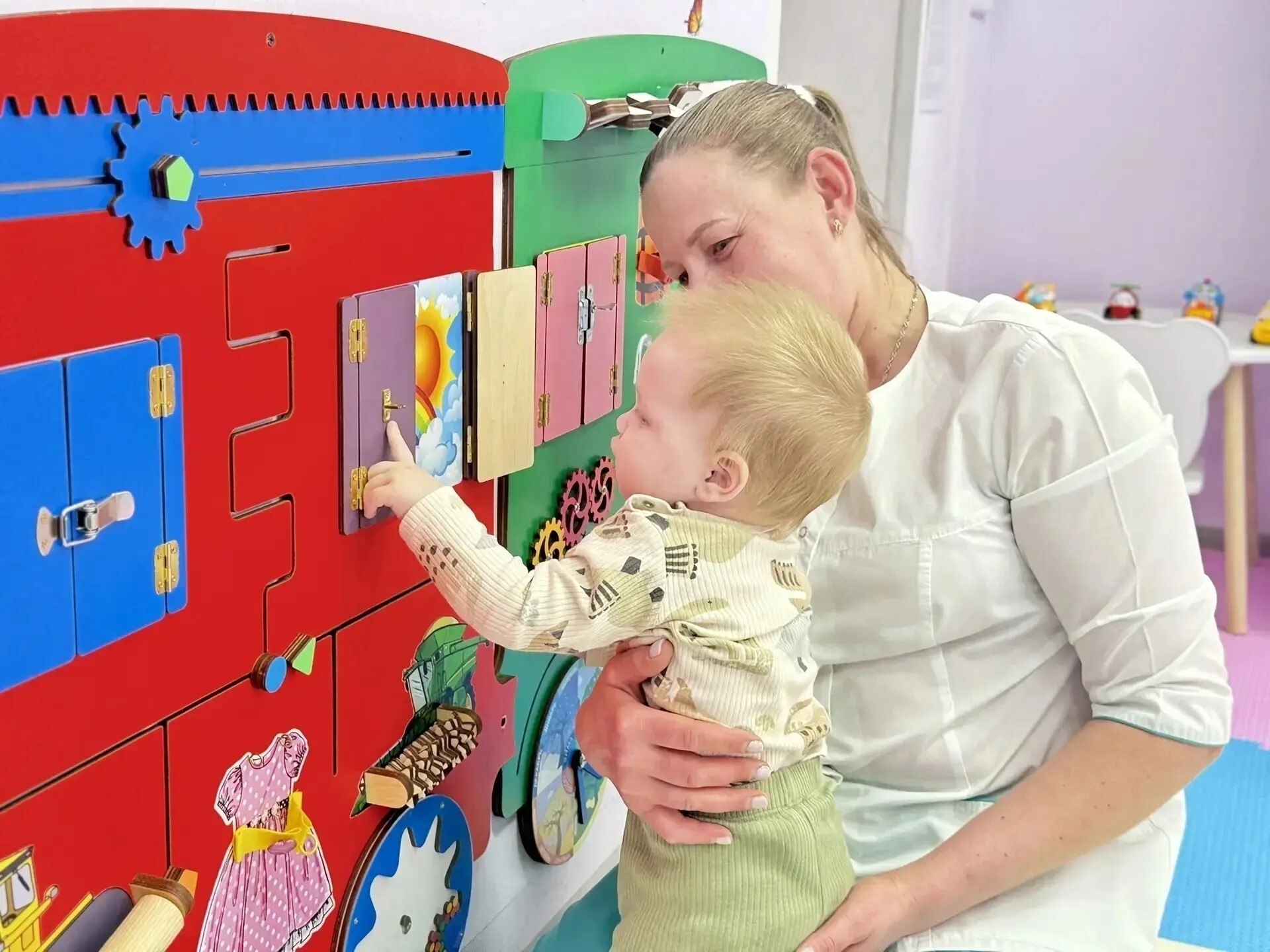 В группе кратковременного присмотра и ухода за детьми от рождения до трех лет Черемисиновского центра соцпомощи «Содействие», функционирующей при поддержке национального проекта «Семья», инициированного Президентом... В группе кратковременного присмотра и ухода за детьми от рождения до трех лет Черемисиновского центра соцпомощи «Содействие», функционирующей при поддержке национального проекта «Семья», инициированного Президентом...