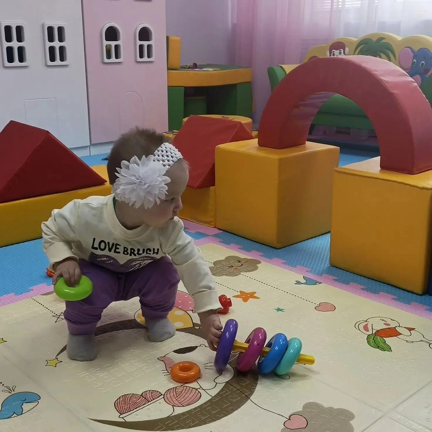 В группе кратковременного присмотра и ухода за детьми от рождения до трех лет Черемисиновского центра соцпомощи «Содействие», функционирующей при поддержке национального проекта «Семья», инициированного Президентом... В группе кратковременного присмотра и ухода за детьми от рождения до трех лет Черемисиновского центра соцпомощи «Содействие», функционирующей при поддержке национального проекта «Семья», инициированного Президентом...