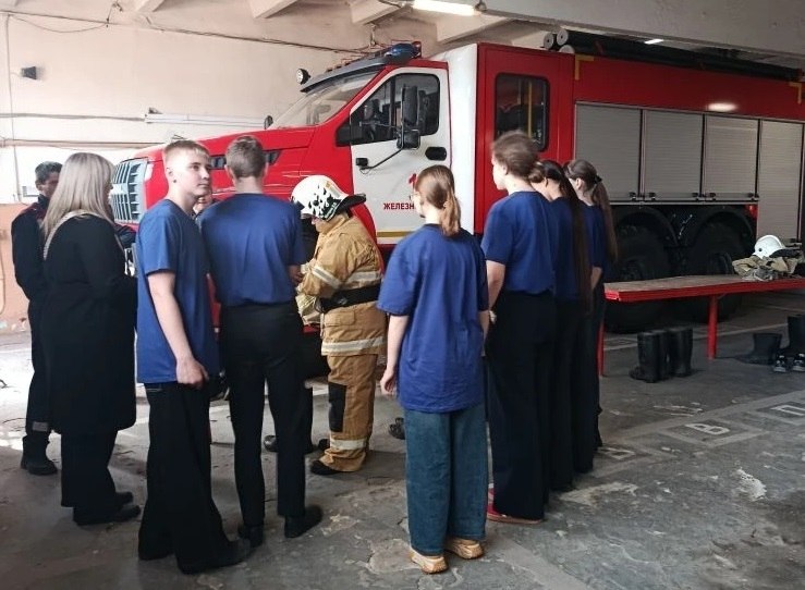 Работниками пожарной части Фатежского района Противопожарной службы комитета региональной безопасности проведена экскурсия для учащихся 6-7 классов Фатежской школы №1 Работниками пожарной части Фатежского района Противопожарной службы комитета региональной безопасности проведена экскурсия для учащихся 6-7 классов Фатежской школы №1