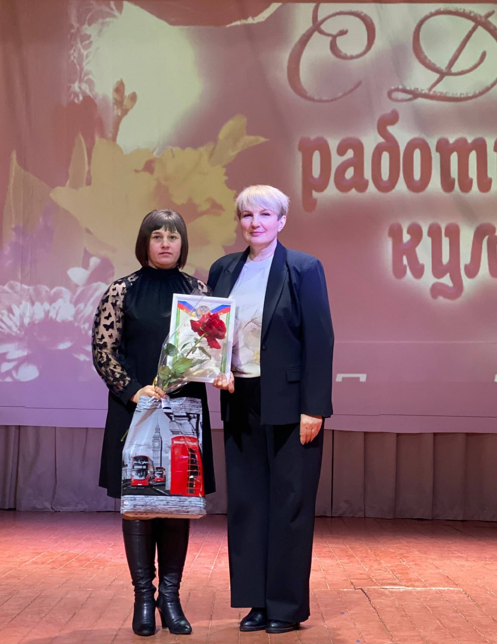 Нина Голубева: В рамках праздничных мероприятий ко Дню работника культуры, благодарностями Администрации Касторенского района сегодня были награждены отличившиеся сотрудники сферы культуры нашего района Нина Голубева: В рамках праздничных мероприятий ко Дню работника культуры, благодарностями Администрации Касторенского района сегодня были награждены отличившиеся сотрудники сферы культуры нашего района