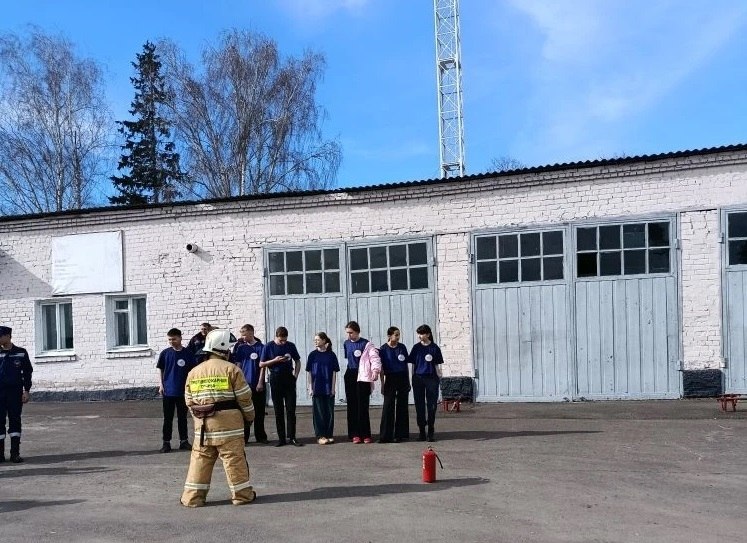 Работниками пожарной части Фатежского района Противопожарной службы комитета региональной безопасности проведена экскурсия для учащихся 6-7 классов Фатежской школы №1 Работниками пожарной части Фатежского района Противопожарной службы комитета региональной безопасности проведена экскурсия для учащихся 6-7 классов Фатежской школы №1