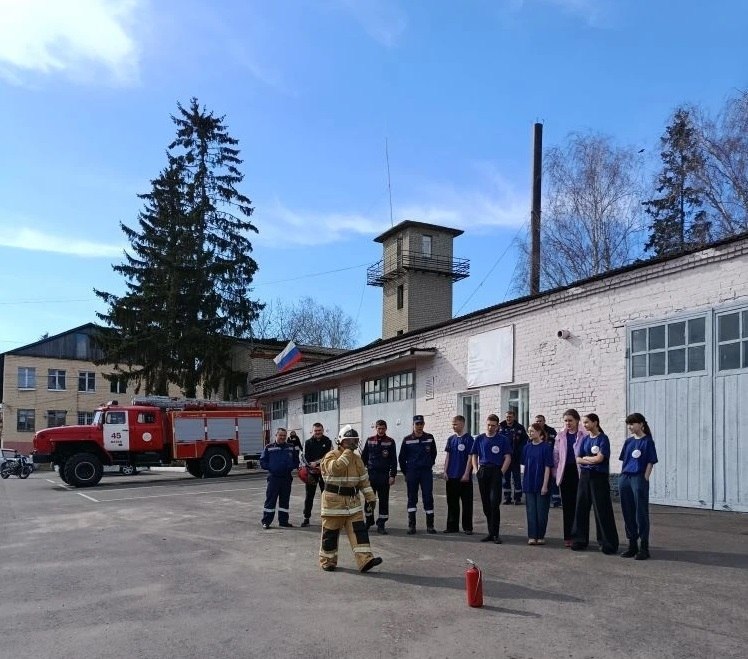 Работниками пожарной части Фатежского района Противопожарной службы комитета региональной безопасности проведена экскурсия для учащихся 6-7 классов Фатежской школы №1 Работниками пожарной части Фатежского района Противопожарной службы комитета региональной безопасности проведена экскурсия для учащихся 6-7 классов Фатежской школы №1