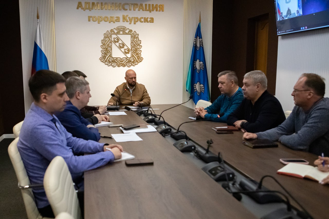 Евгений Маслов: Сегодня провел совещание с коллегами из комитета ЖКХ и представителями трех дорожных подрядных организаций: «Интеграл-Строй», «Благоустройство», «Курскдор» Евгений Маслов: Сегодня провел совещание с коллегами из комитета ЖКХ и представителями трех дорожных подрядных организаций: «Интеграл-Строй», «Благоустройство», «Курскдор»