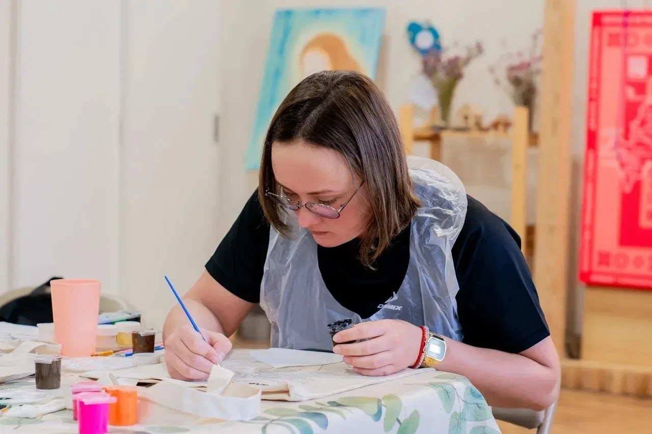 На днях в «Веранде» прошёл мастер-класс по росписи шопперов На днях в «Веранде» прошёл мастер-класс по росписи шопперов