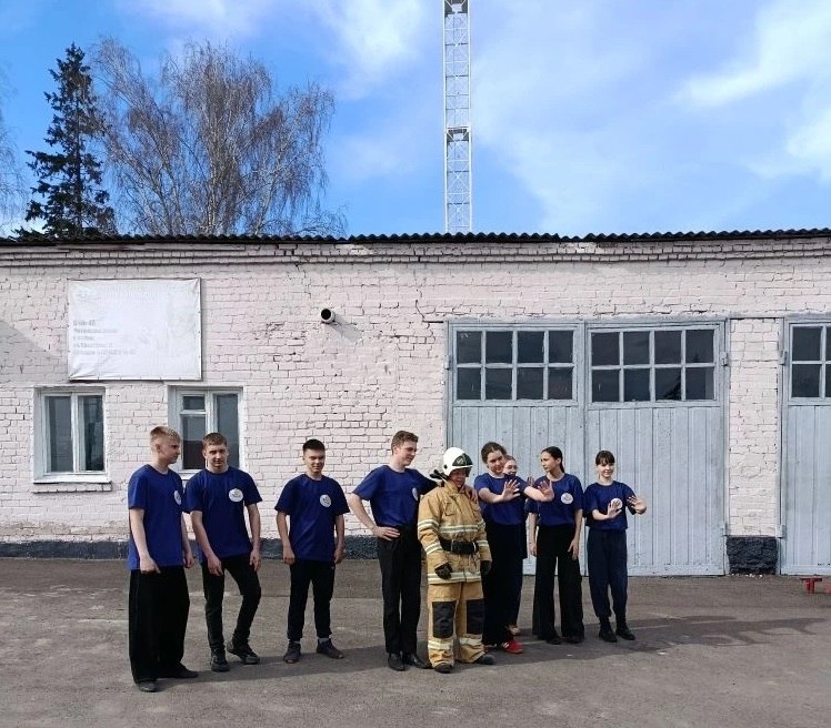 Работниками пожарной части Фатежского района Противопожарной службы комитета региональной безопасности проведена экскурсия для учащихся 6-7 классов Фатежской школы №1 Работниками пожарной части Фатежского района Противопожарной службы комитета региональной безопасности проведена экскурсия для учащихся 6-7 классов Фатежской школы №1