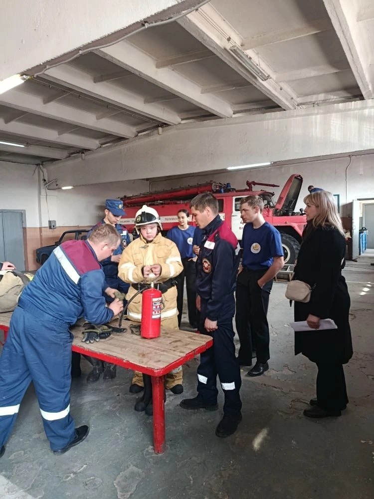 Работниками пожарной части Фатежского района Противопожарной службы комитета региональной безопасности проведена экскурсия для учащихся 6-7 классов Фатежской школы №1 Работниками пожарной части Фатежского района Противопожарной службы комитета региональной безопасности проведена экскурсия для учащихся 6-7 классов Фатежской школы №1