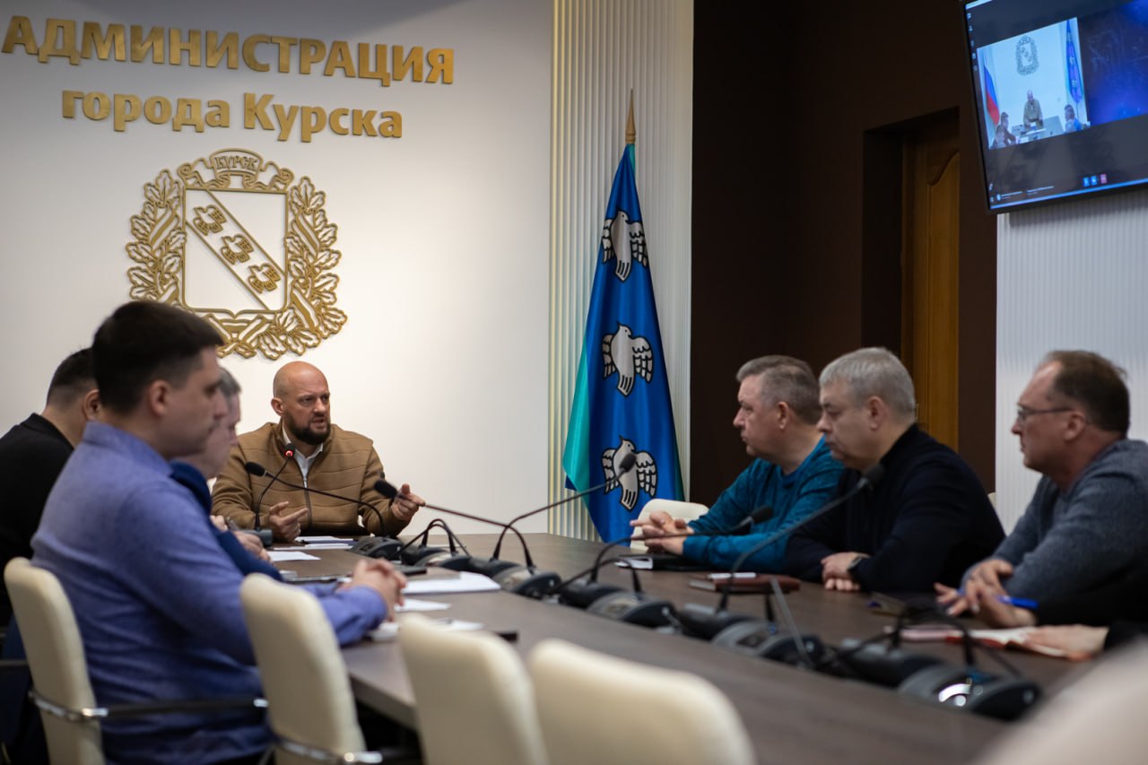 Евгений Маслов: Сегодня провел совещание с коллегами из комитета ЖКХ и представителями трех дорожных подрядных организаций: «Интеграл-Строй», «Благоустройство», «Курскдор» Евгений Маслов: Сегодня провел совещание с коллегами из комитета ЖКХ и представителями трех дорожных подрядных организаций: «Интеграл-Строй», «Благоустройство», «Курскдор»