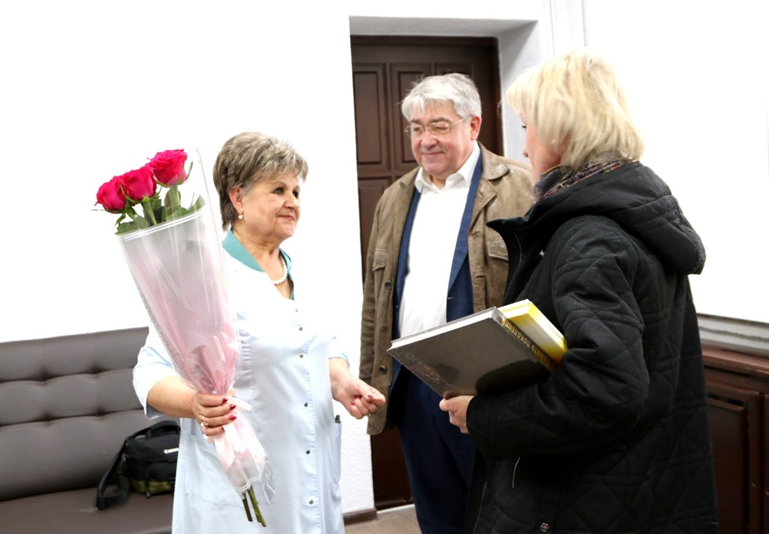 Александр Михайлов: С Ларисой Кравченко поздравили с Днем рождения директора ООО «Витафарм» Галину Чернышову, всей душой преданной своему делу Александр Михайлов: С Ларисой Кравченко поздравили с Днем рождения директора ООО «Витафарм» Галину Чернышову, всей душой преданной своему делу