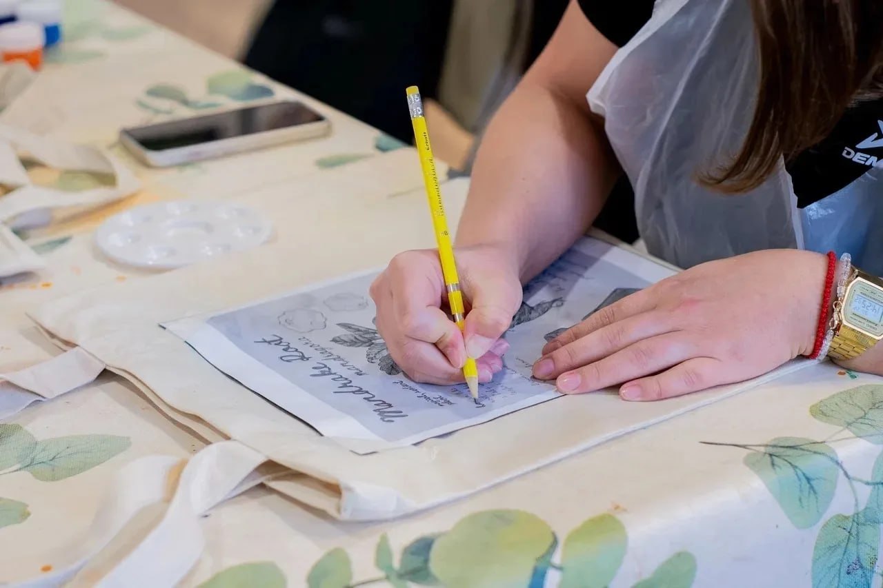 На днях в «Веранде» прошёл мастер-класс по росписи шопперов