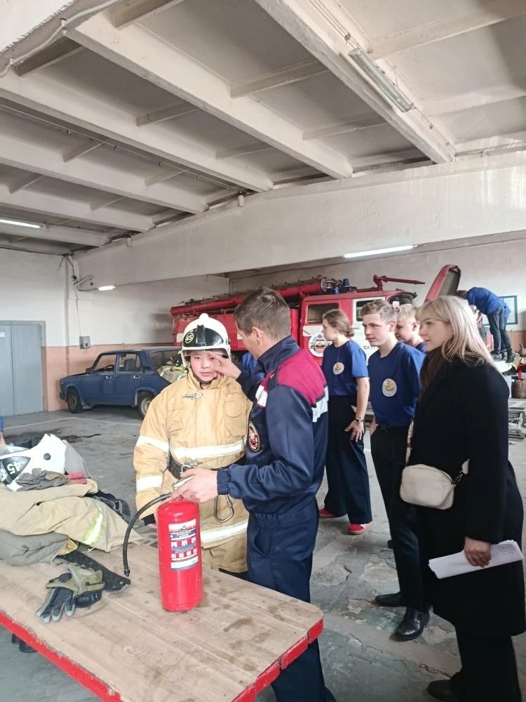 Работниками пожарной части Фатежского района Противопожарной службы комитета региональной безопасности проведена экскурсия для учащихся 6-7 классов Фатежской школы №1