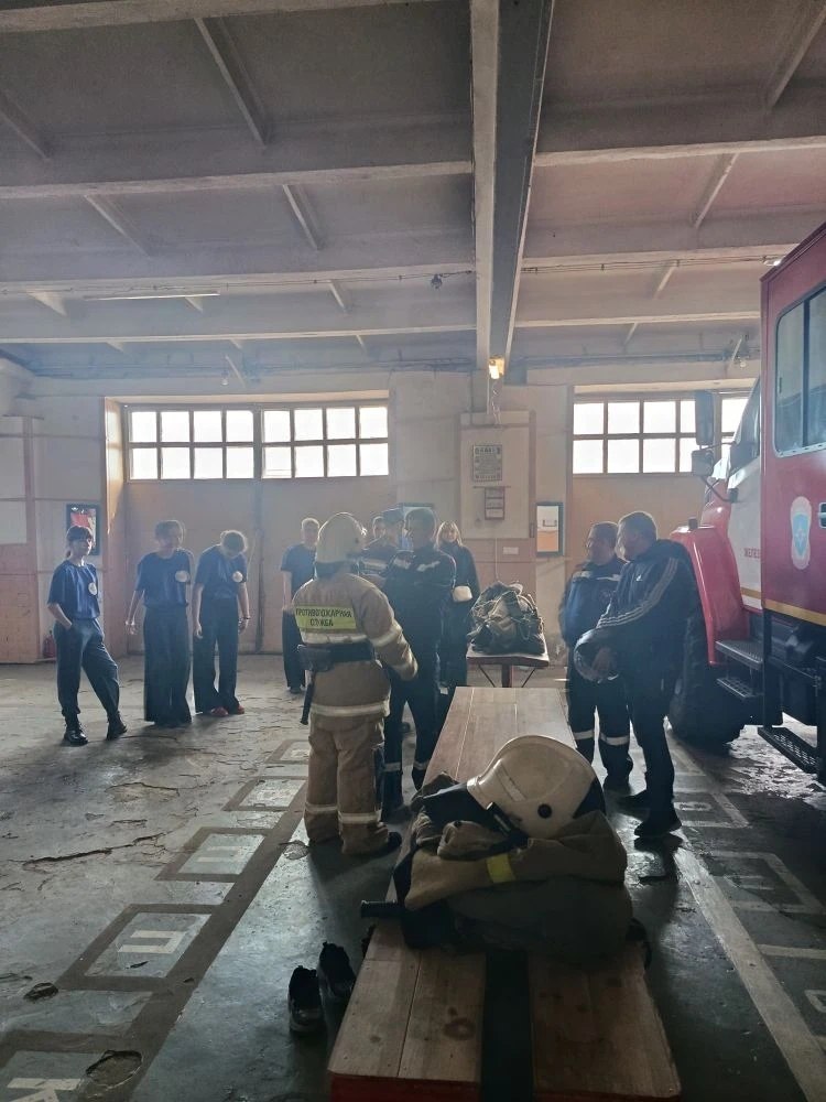 Работниками пожарной части Фатежского района Противопожарной службы комитета региональной безопасности проведена экскурсия для учащихся 6-7 классов Фатежской школы №1 Работниками пожарной части Фатежского района Противопожарной службы комитета региональной безопасности проведена экскурсия для учащихся 6-7 классов Фатежской школы №1