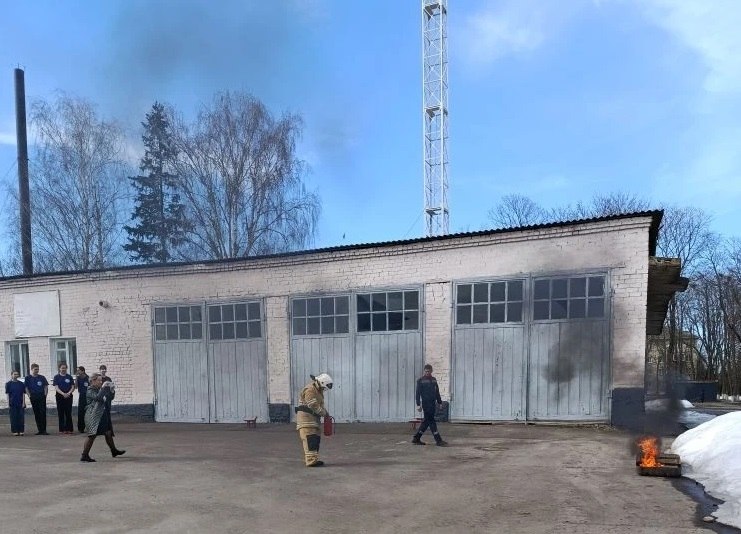 Работниками пожарной части Фатежского района Противопожарной службы комитета региональной безопасности проведена экскурсия для учащихся 6-7 классов Фатежской школы №1 Работниками пожарной части Фатежского района Противопожарной службы комитета региональной безопасности проведена экскурсия для учащихся 6-7 классов Фатежской школы №1
