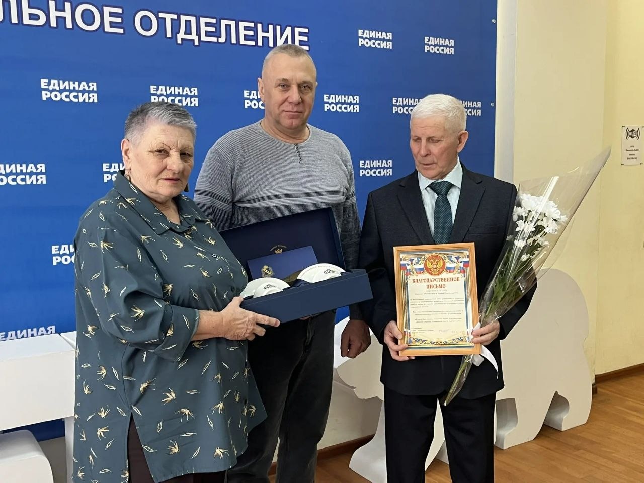 Павел Золотарев: Дорогие друзья!. В нашем районе есть люди, у которых за плечами десятилетия счастья, любви и верности друг другу Павел Золотарев: Дорогие друзья!. В нашем районе есть люди, у которых за плечами десятилетия счастья, любви и верности друг другу