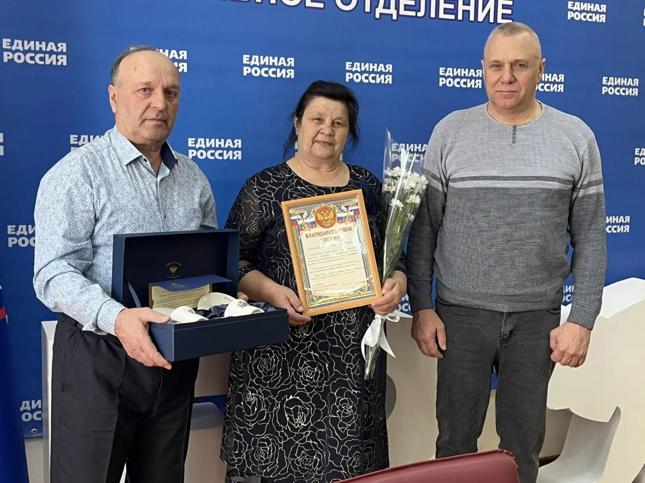 Павел Золотарев: Дорогие друзья!. В нашем районе есть люди, у которых за плечами десятилетия счастья, любви и верности друг другу Павел Золотарев: Дорогие друзья!. В нашем районе есть люди, у которых за плечами десятилетия счастья, любви и верности друг другу