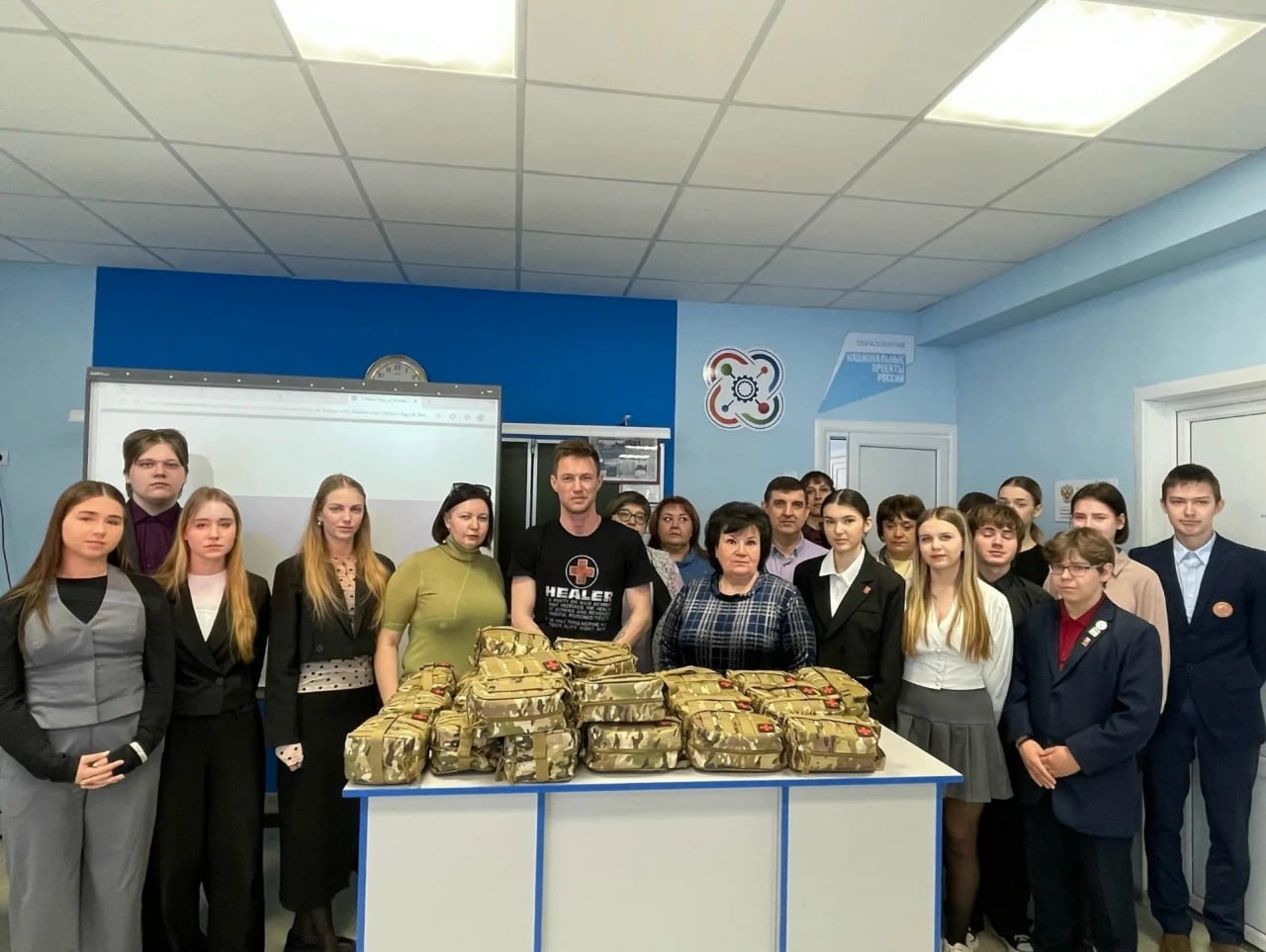 Тимуровцы первичного отделения «Движения Первых» школы № 52 им. Я.М. Киселева передали партию укомплектованных аптечек медикам госпиталя, который находится в пограничье