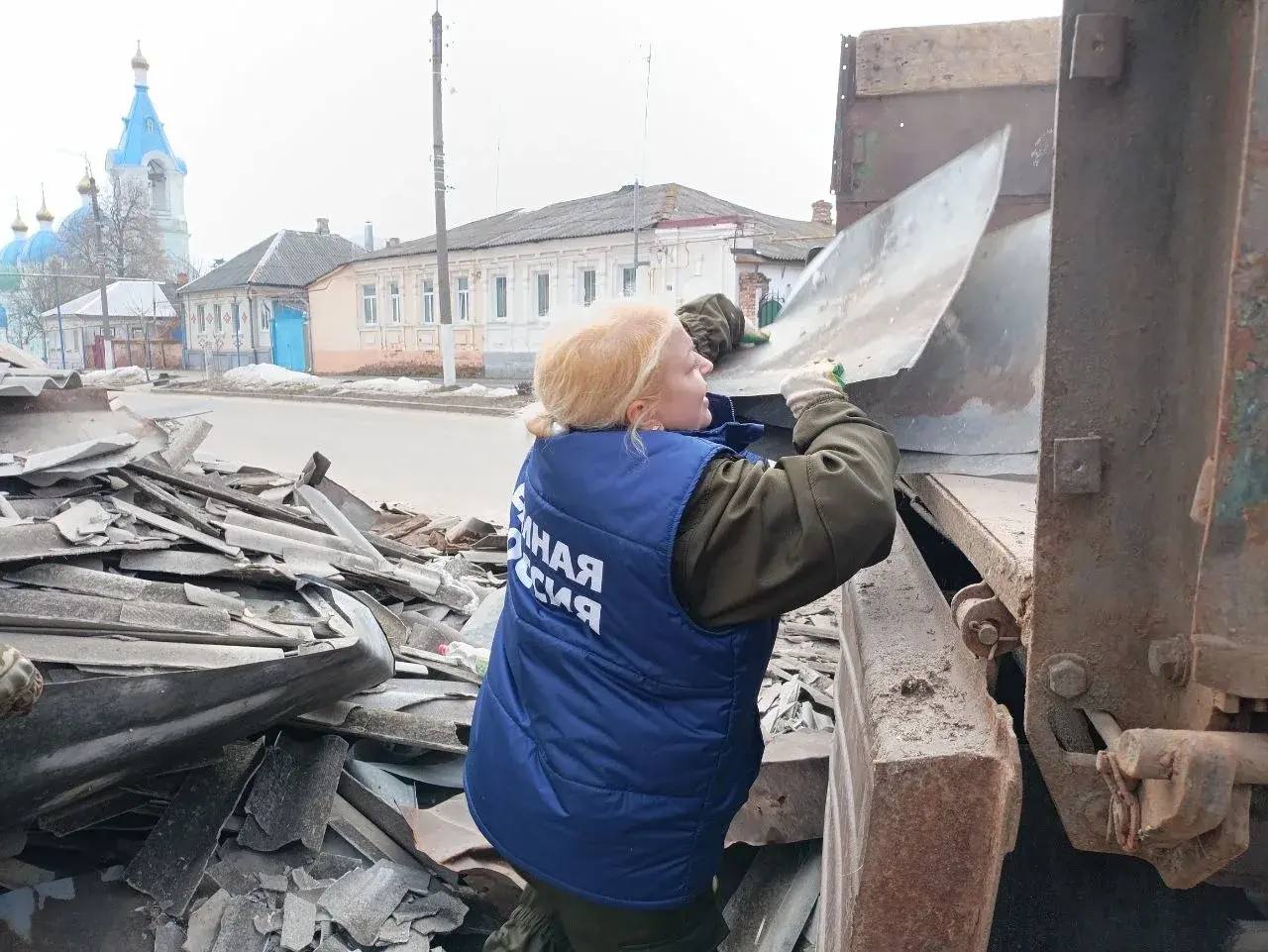 Игорь Кастюкевич: Волонтеры лагеря Единой России «Курский рубеж» оказывают помощь жителям Рыльского района Курской области.