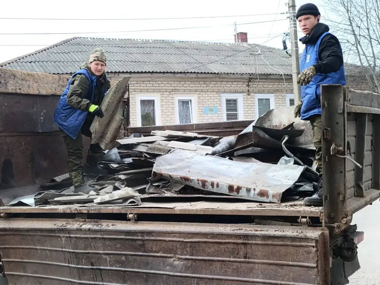 Игорь Кастюкевич: Волонтеры лагеря Единой России «Курский рубеж» оказывают помощь жителям Рыльского района Курской области. Игорь Кастюкевич: Волонтеры лагеря Единой России «Курский рубеж» оказывают помощь жителям Рыльского района Курской области.