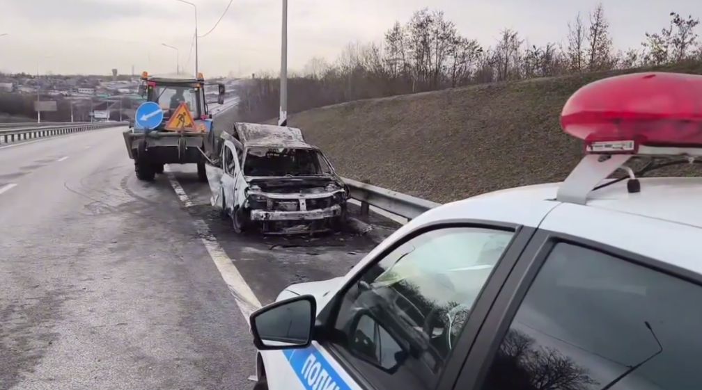 Под Курском загорелась иномарка