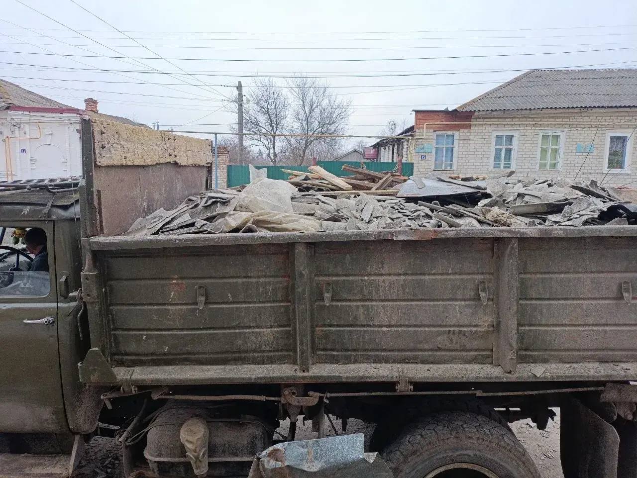 Игорь Кастюкевич: Волонтеры лагеря Единой России «Курский рубеж» оказывают помощь жителям Рыльского района Курской области. Игорь Кастюкевич: Волонтеры лагеря Единой России «Курский рубеж» оказывают помощь жителям Рыльского района Курской области.