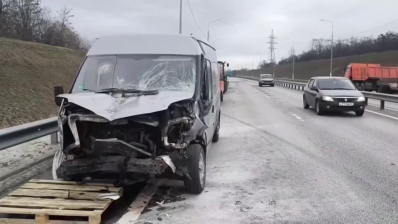 Водитель и двое пассажиров пострадали в жестком ДТП под Курском