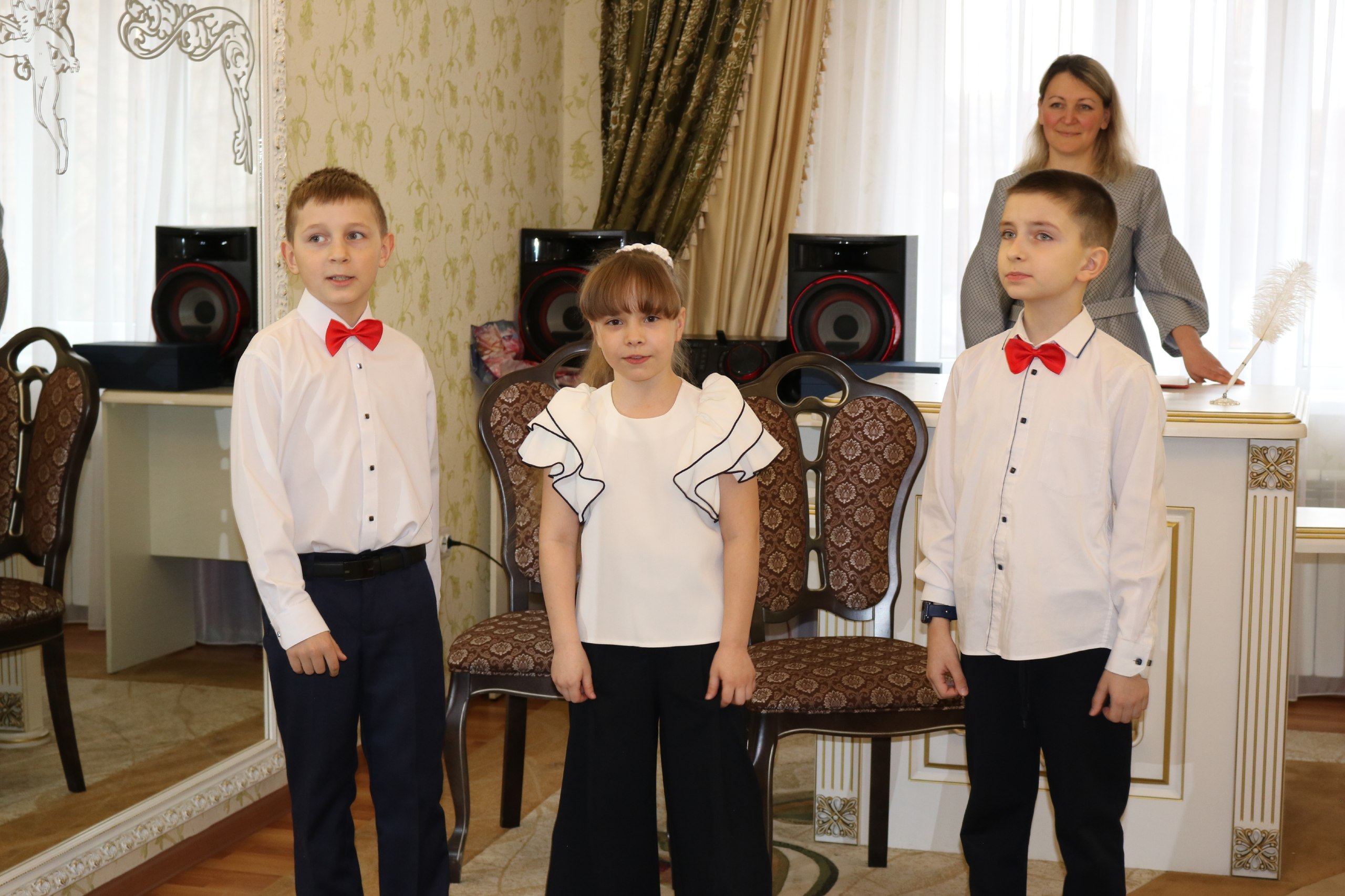 В отделе ЗАГС Администрации Обоянского района чествовали юбиляров семейной жизни: Евгений и Софья Селищевы отметили оловянную свадьбу, Виталий и Снежана Ляхины — серебряную, а Виктор и Клавдия Рындины — золотую В отделе ЗАГС Администрации Обоянского района чествовали юбиляров семейной жизни: Евгений и Софья Селищевы отметили оловянную свадьбу, Виталий и Снежана Ляхины — серебряную, а Виктор и Клавдия Рындины — золотую