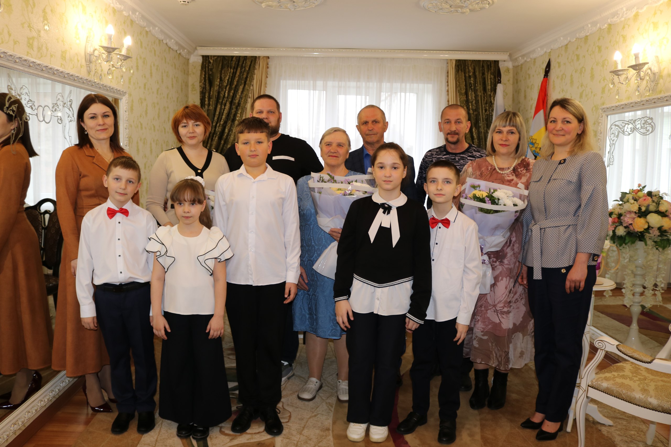 В отделе ЗАГС Администрации Обоянского района чествовали юбиляров семейной жизни: Евгений и Софья Селищевы отметили оловянную свадьбу, Виталий и Снежана Ляхины — серебряную, а Виктор и Клавдия Рындины — золотую В отделе ЗАГС Администрации Обоянского района чествовали юбиляров семейной жизни: Евгений и Софья Селищевы отметили оловянную свадьбу, Виталий и Снежана Ляхины — серебряную, а Виктор и Клавдия Рындины — золотую