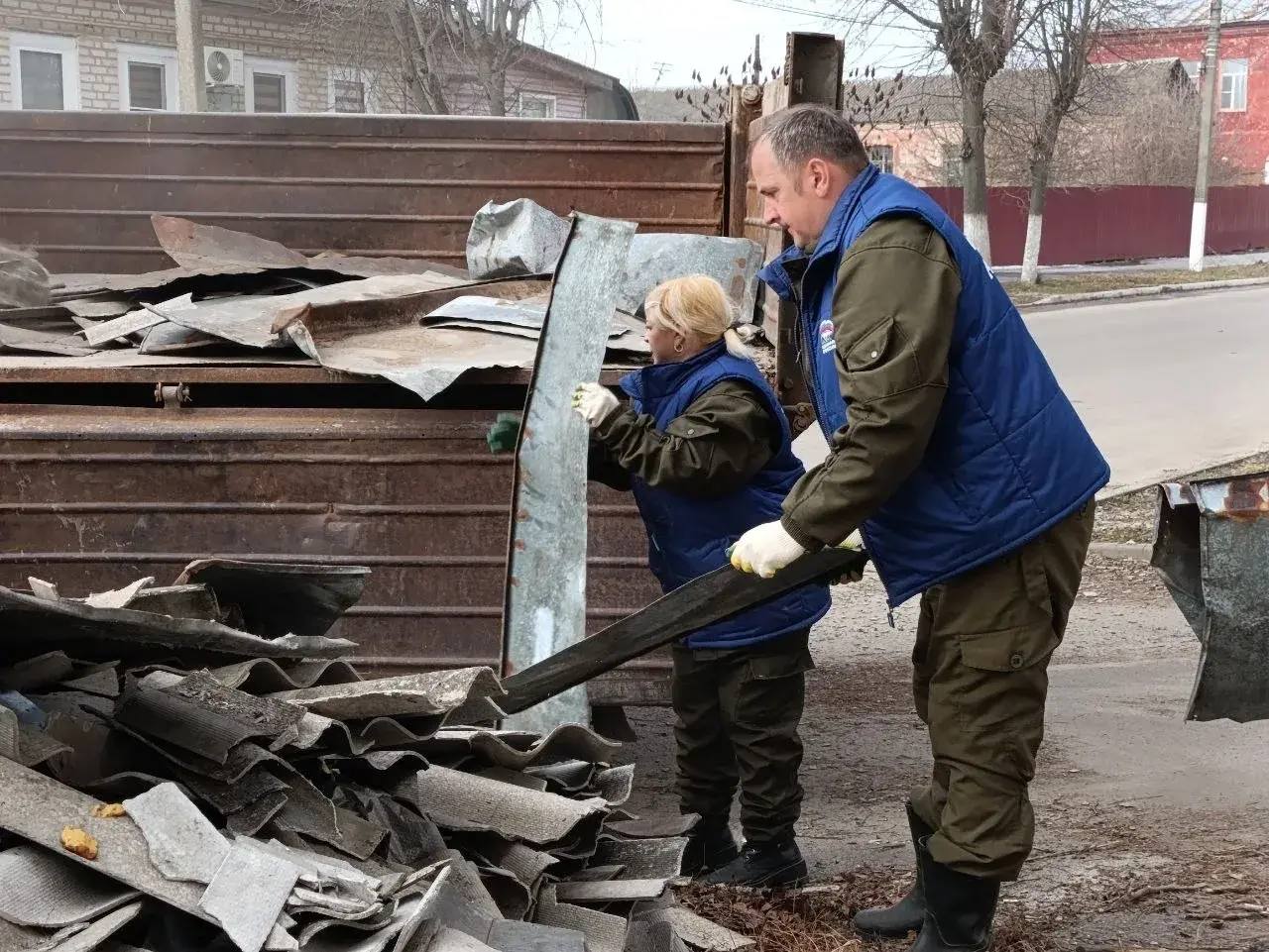 Игорь Кастюкевич: Волонтеры лагеря Единой России «Курский рубеж» оказывают помощь жителям Рыльского района Курской области. Игорь Кастюкевич: Волонтеры лагеря Единой России «Курский рубеж» оказывают помощь жителям Рыльского района Курской области.