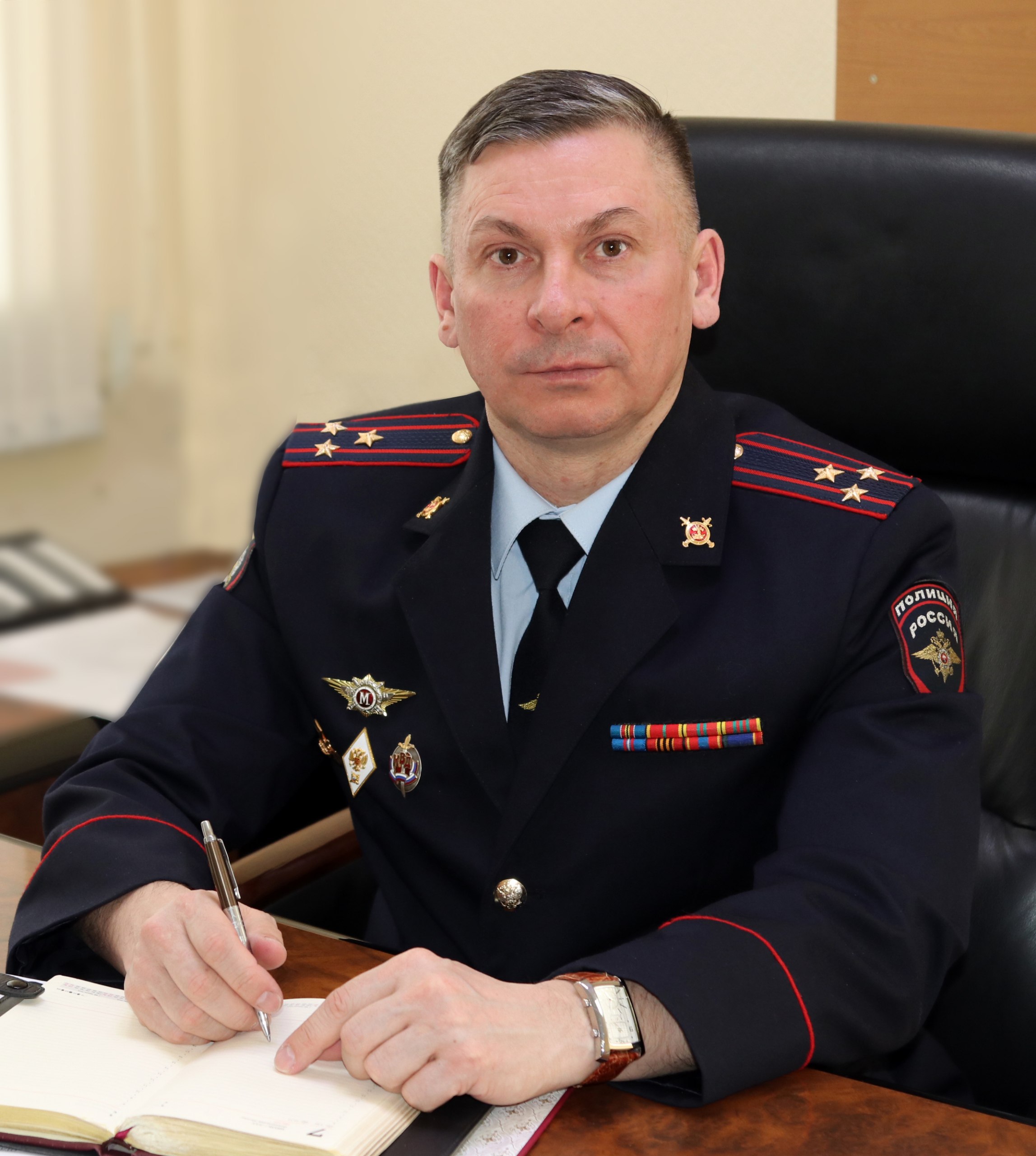 Начальник УМВД России по Курской области генерал-майор полиции Виктор Косарев представил руководству и личному составу заместителя начальника регионального УМВД полковника полиции Дубровина Дмитрия Юрьевича Начальник УМВД России по Курской области генерал-майор полиции Виктор Косарев представил руководству и личному составу заместителя начальника регионального УМВД полковника полиции Дубровина Дмитрия Юрьевича