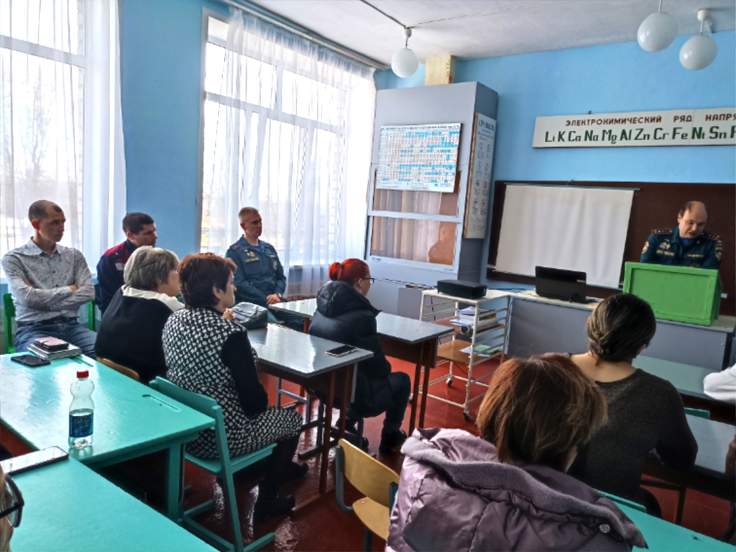 В преддверии весенних каникул в МКОУ "Хмелевская ООШ " состоялось важное общешкольное родительское собрание на тему "Вместе за безопасность детей" В преддверии весенних каникул в МКОУ "Хмелевская ООШ " состоялось важное общешкольное родительское собрание на тему "Вместе за безопасность детей"