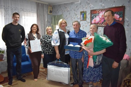 С изумрудной свадьбой поздравили супружескую пару Анпилоговых Алексея Николаевича и Надежду Васильевну из деревни Басово