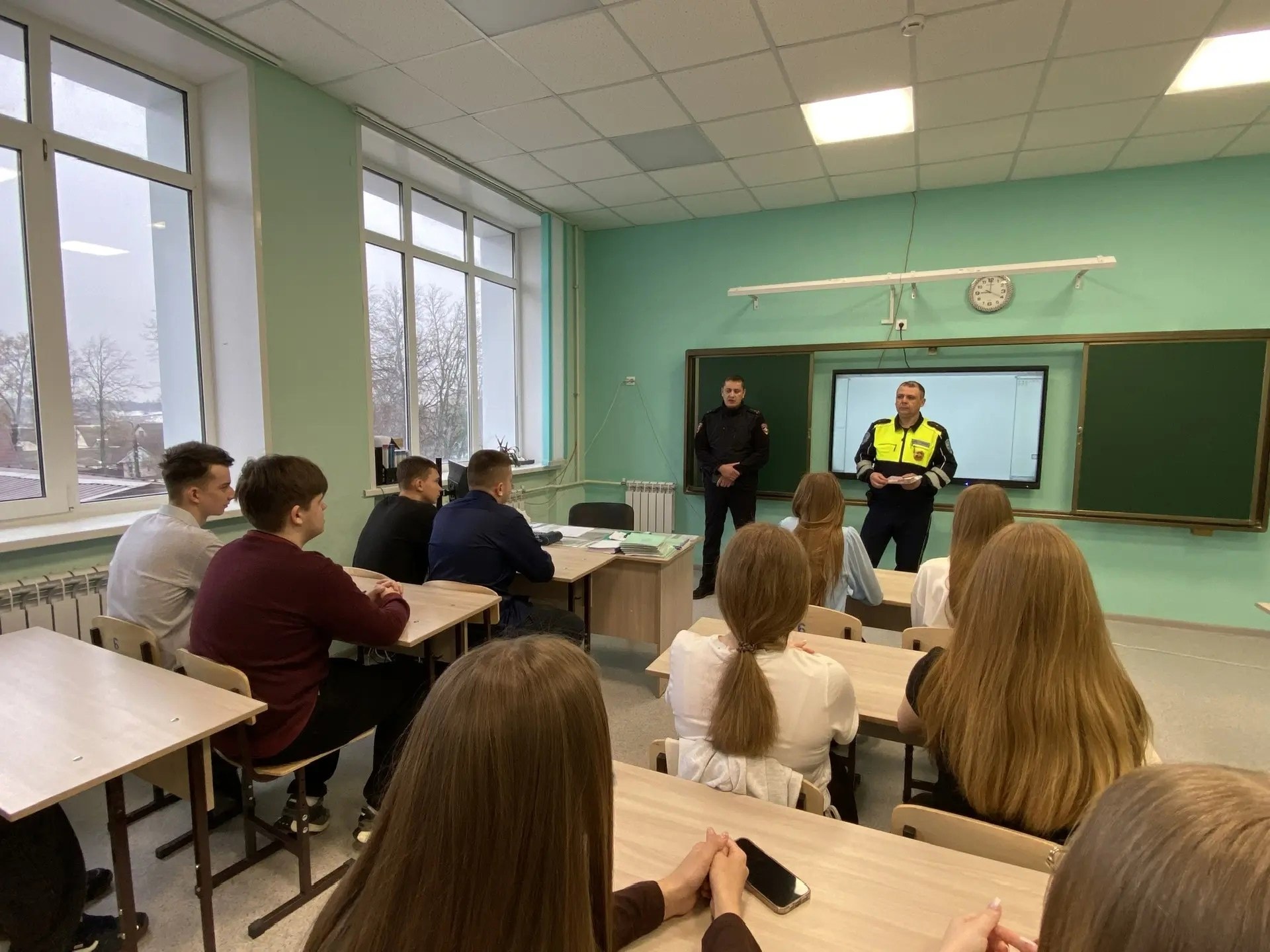 В канун весенних каникул старший государственный инспектор безопасности дорожного движения Чаплыгин Николай Михайлович и государственный инспектор безопасности дорожного движения Свинцицкий Алексей Николаевич провели... В канун весенних каникул старший государственный инспектор безопасности дорожного движения Чаплыгин Николай Михайлович и государственный инспектор безопасности дорожного движения Свинцицкий Алексей Николаевич провели...