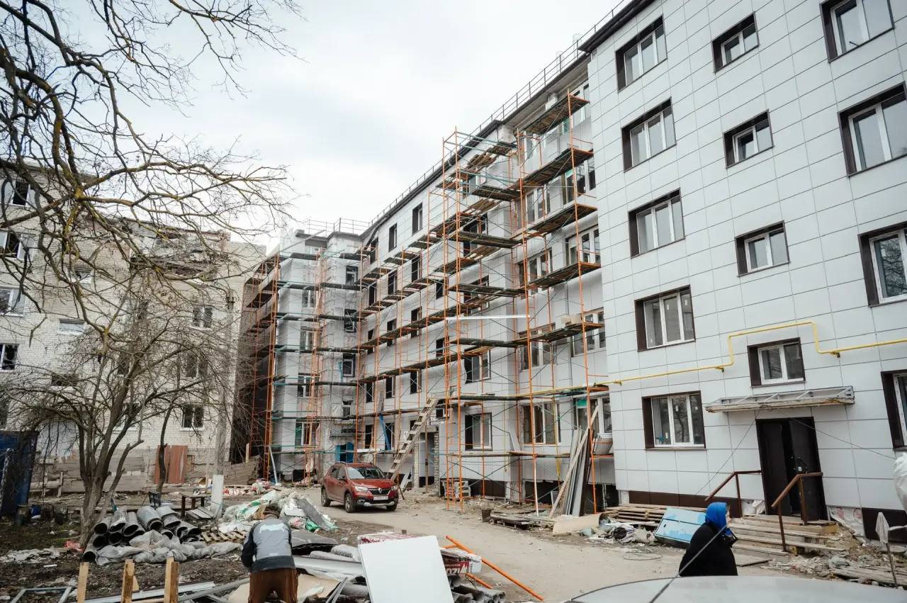 Александр Хинштейн: Сегодня по моему поручению министр восстановления, развития приграничья и строительства Курской области Светлана Дроздова проинспектировала ход восстановления многоквартирного дома в Льгове