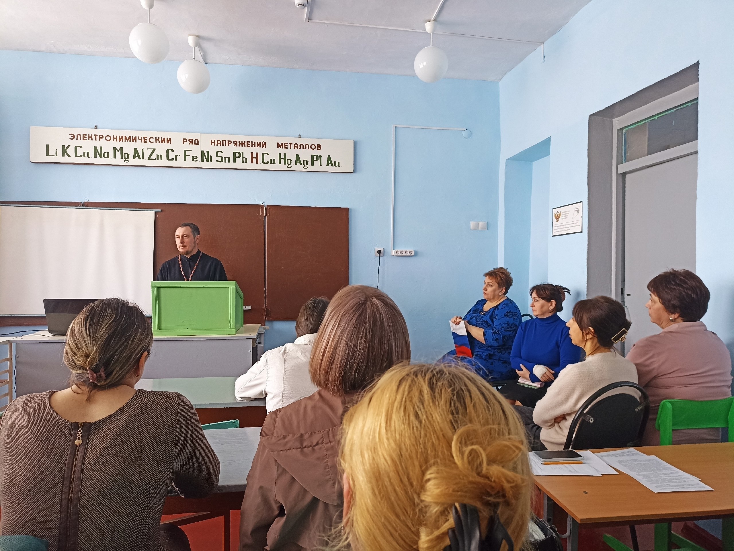 В преддверии весенних каникул в МКОУ "Хмелевская ООШ " состоялось важное общешкольное родительское собрание на тему "Вместе за безопасность детей" В преддверии весенних каникул в МКОУ "Хмелевская ООШ " состоялось важное общешкольное родительское собрание на тему "Вместе за безопасность детей"