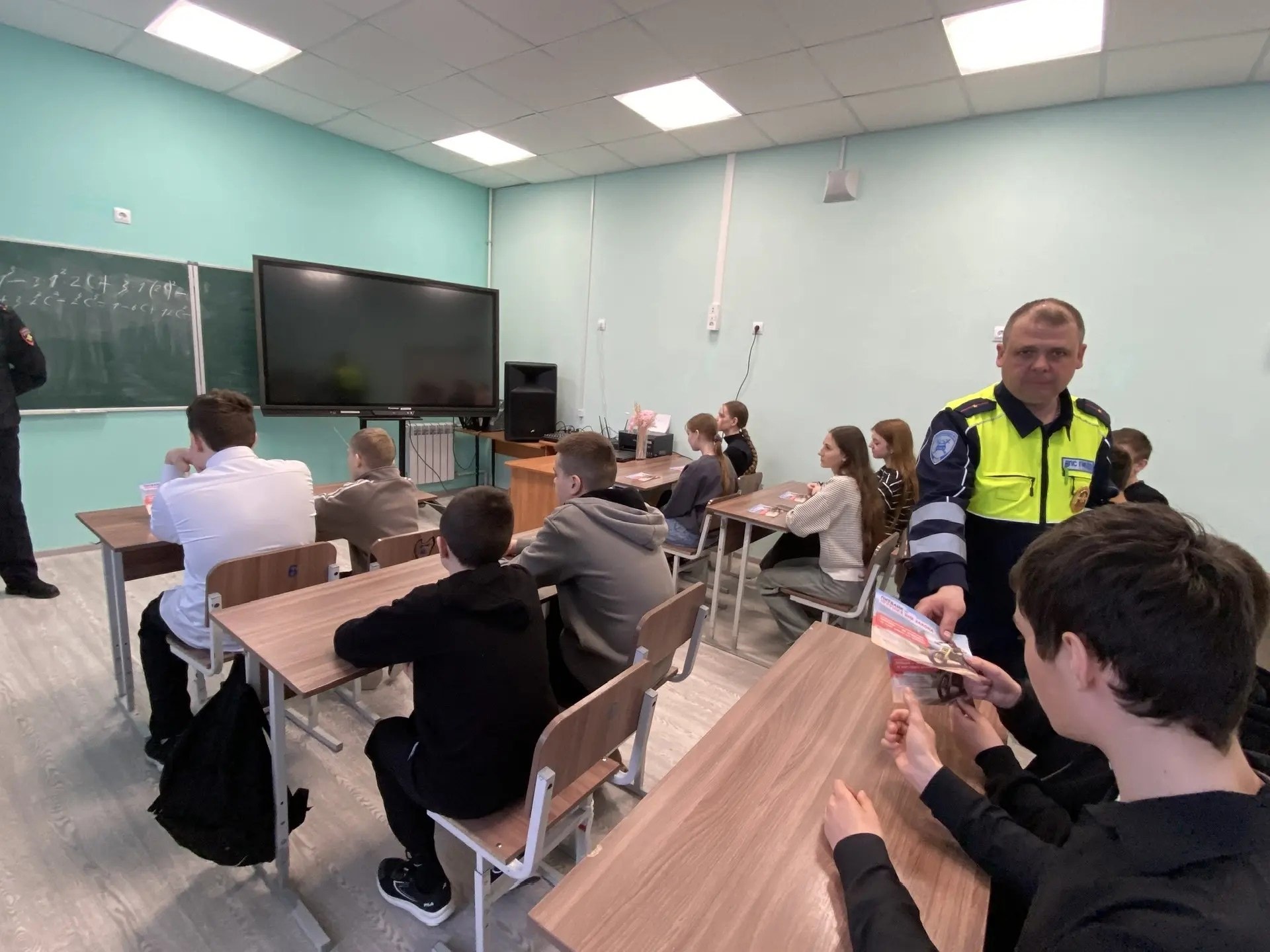 В канун весенних каникул старший государственный инспектор безопасности дорожного движения Чаплыгин Николай Михайлович и государственный инспектор безопасности дорожного движения Свинцицкий Алексей Николаевич провели... В канун весенних каникул старший государственный инспектор безопасности дорожного движения Чаплыгин Николай Михайлович и государственный инспектор безопасности дорожного движения Свинцицкий Алексей Николаевич провели...