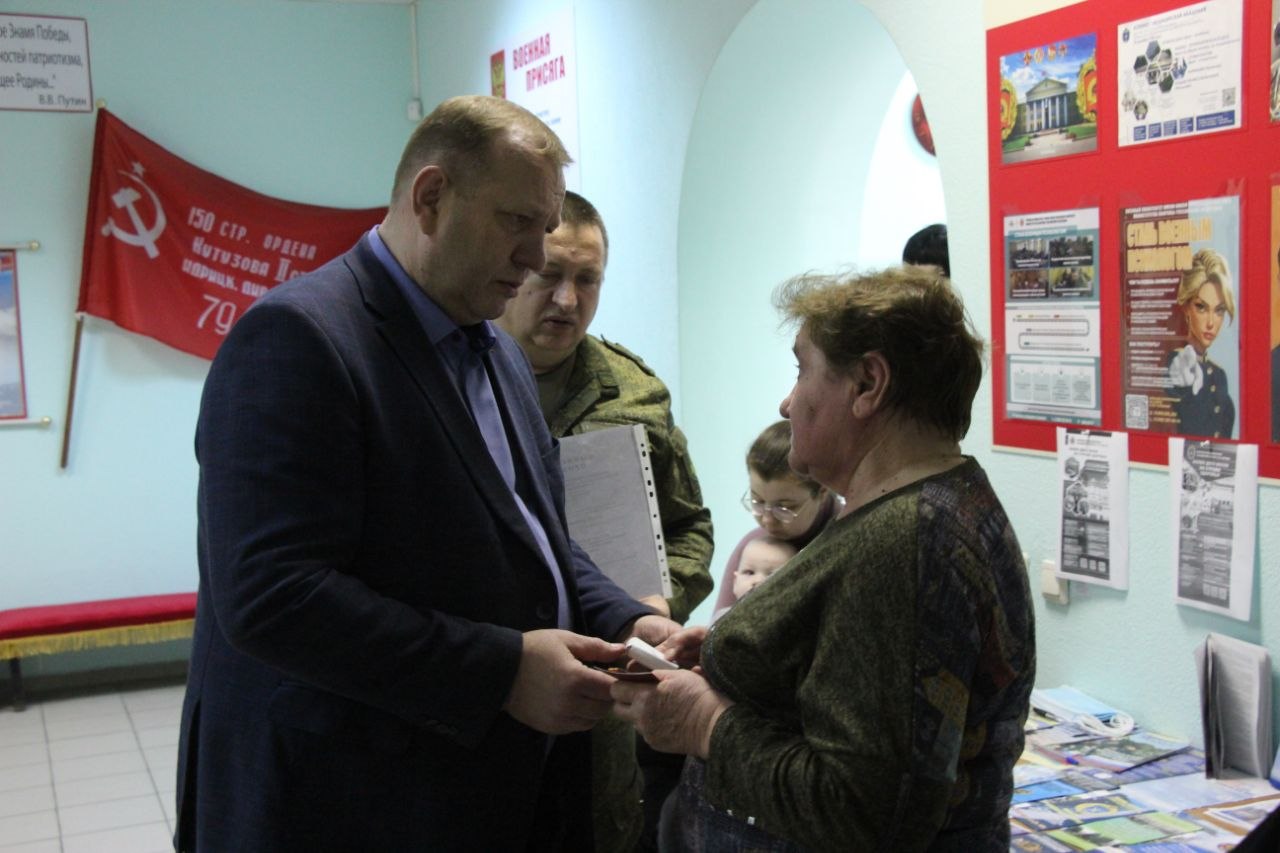 Сергей Цуканов: В Фатежском военкомате передали государственные награды родным героев спецоперации Сергей Цуканов: В Фатежском военкомате передали государственные награды родным героев спецоперации