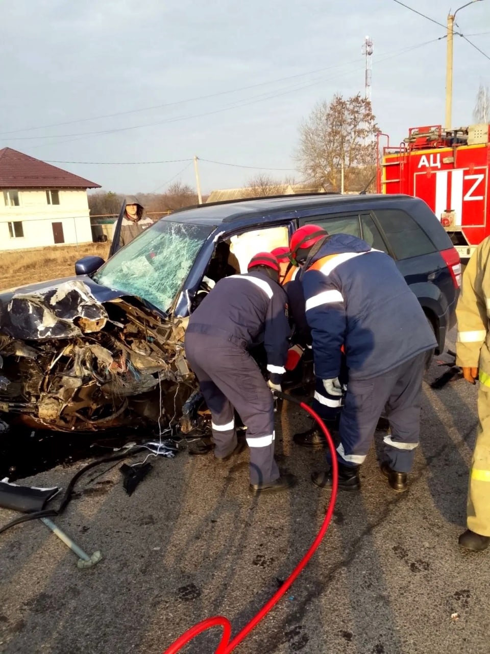 В Курской области водителя вытаскивали из покореженного авто В Курской области водителя вытаскивали из покореженного авто