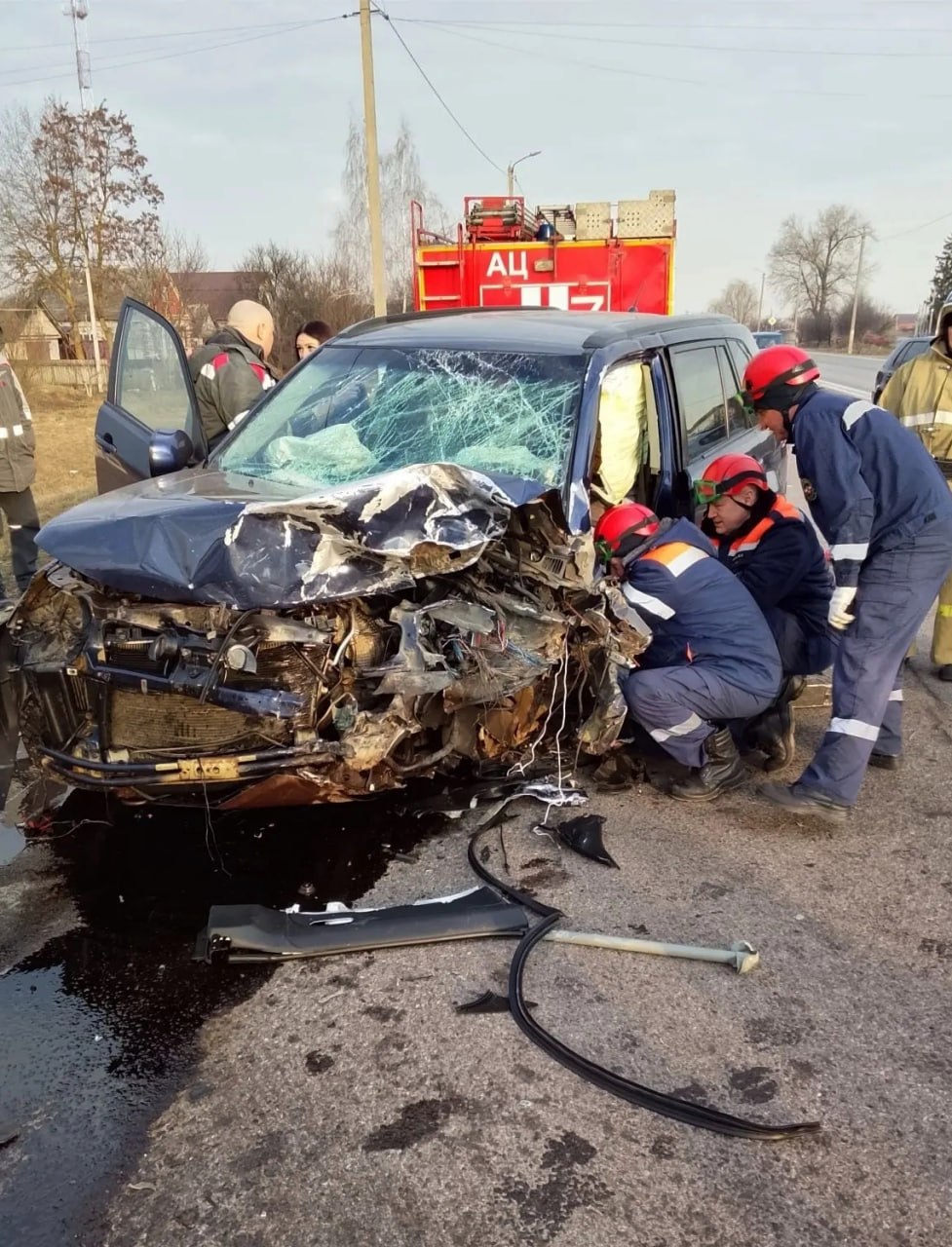 В Курской области водителя вытаскивали из покореженного авто