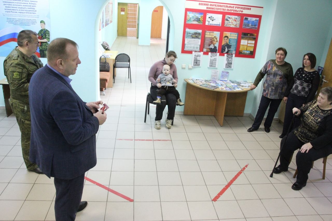 Сергей Цуканов: В Фатежском военкомате передали государственные награды родным героев спецоперации